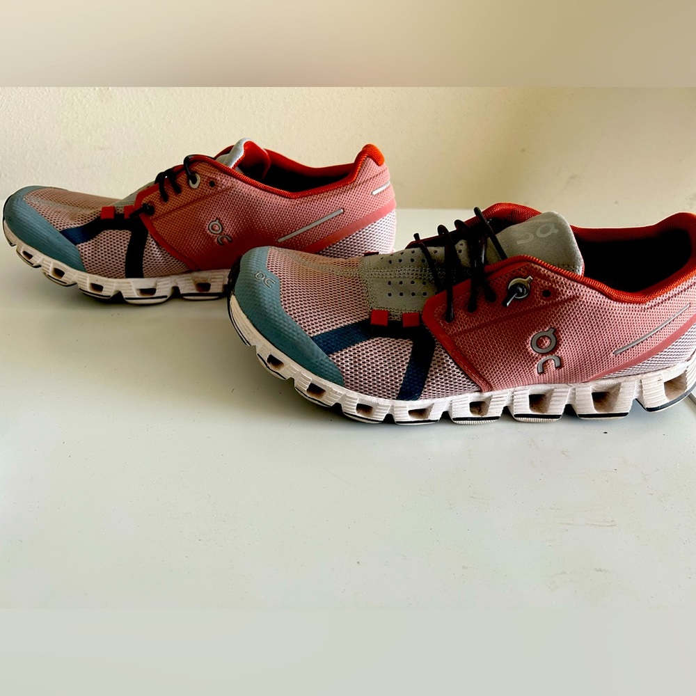 On cloud dusty road shoes